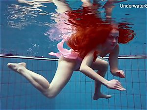 redhead Simonna displaying her body underwater